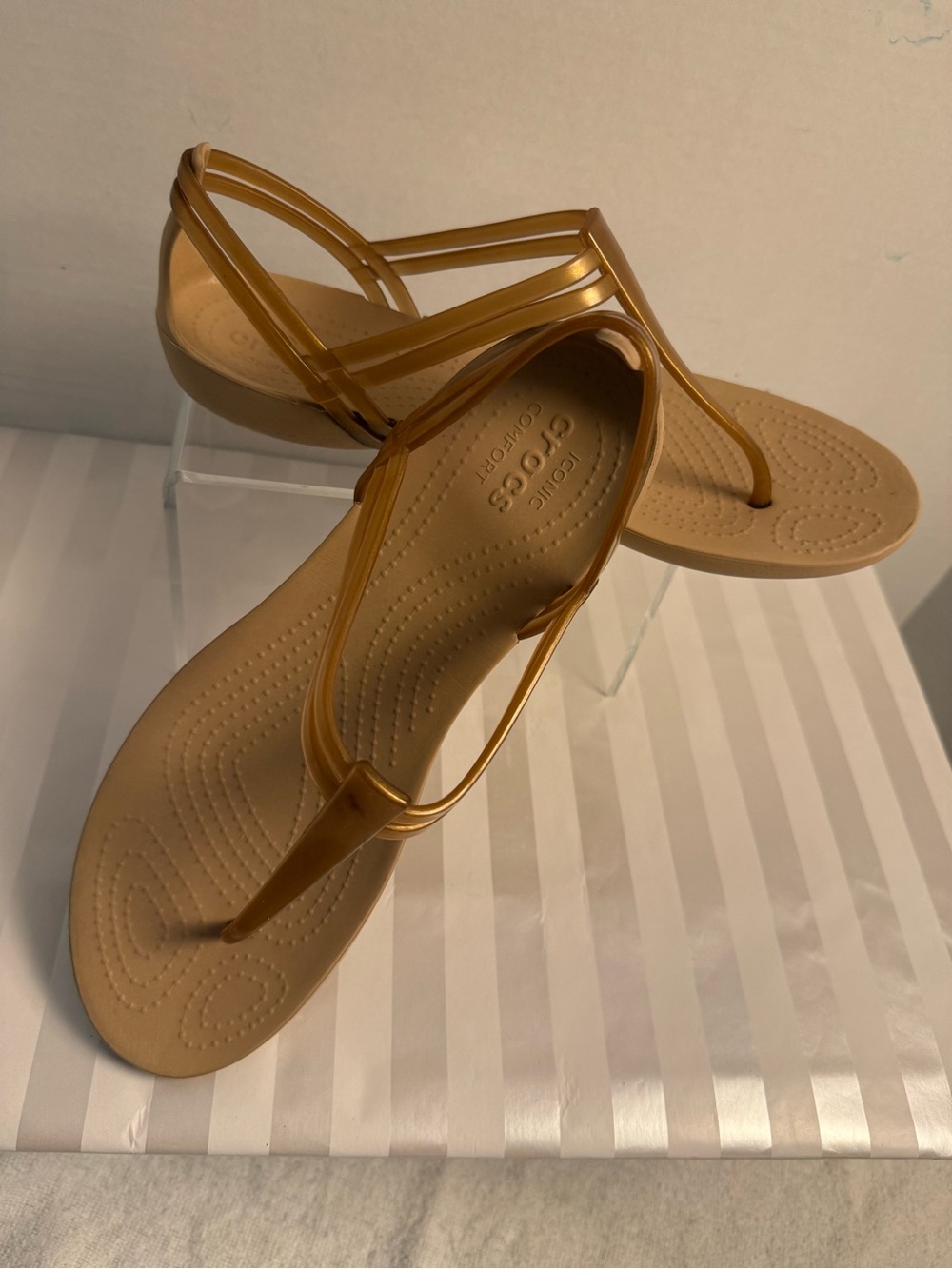 Crocs Isabella T-Strap Sandals Bronze/Tan Women’s Size 9 Lightweight Comfort - Picture 4 of 7